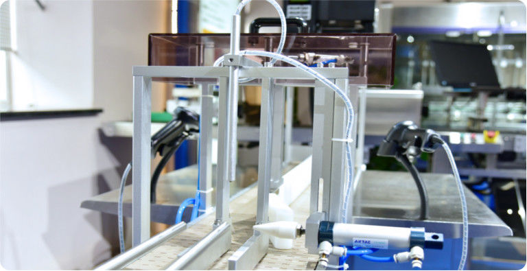 เครื่องจ่ายของเหลวเคมีสแตนเลสสตีลที่ให้ความแม่นยำในการเติมสูง รับประกันการจ่ายสารเคมีในปริมาณที่สม่ำเสมอ